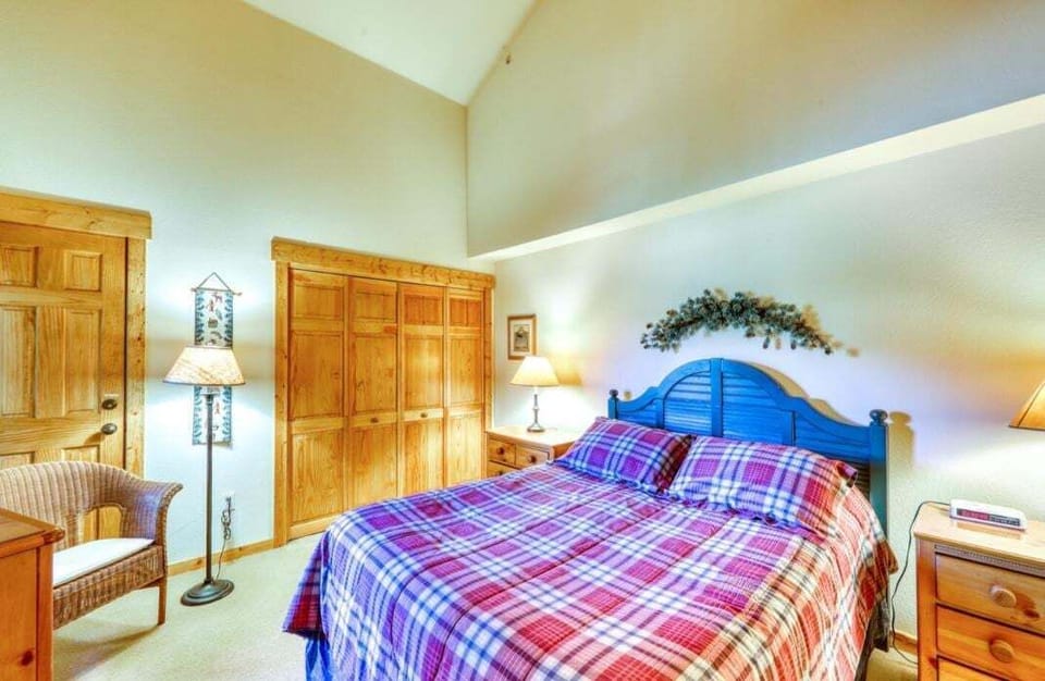 Bedroom with queen bed