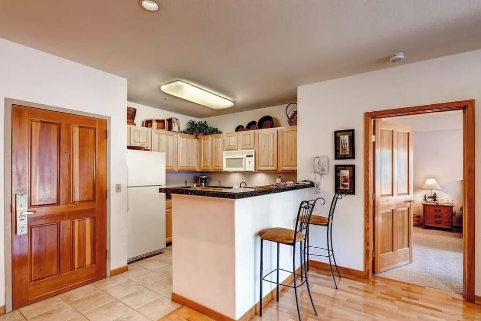 Kitchen with breakfast bar