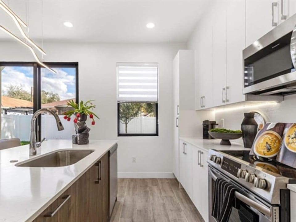 This unit is conveninetly located only minutes from the Raymond James Stadium!