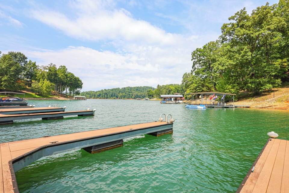 Lake Access | Floating Dock | 2 Decks | Outdoor Dining Area
