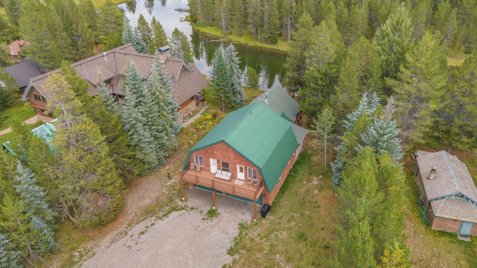 The Buffalo River House - Island Park Cabin