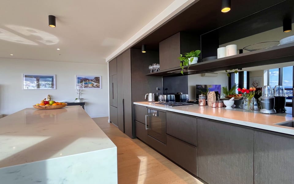 Full size kitchen and island bench 