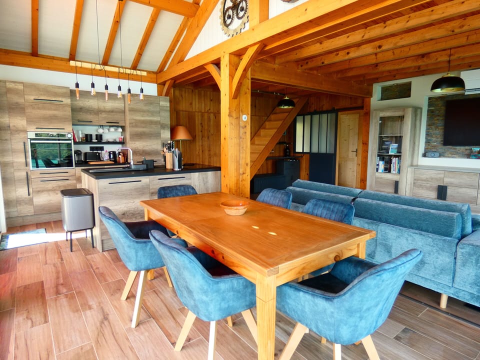 Diner room and kitchen