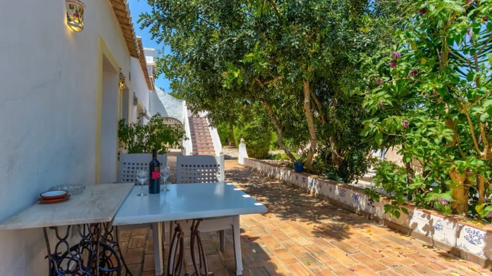 At the back of the house there is a table with chairs, perfect to enjoy meals outside
#patio #outside #algarve #portugal
