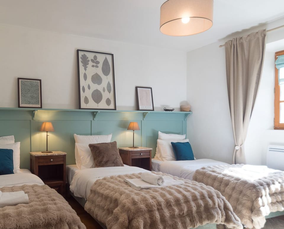 Bedroom 1 set a a triple 