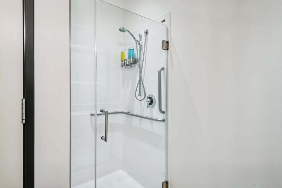 Relax and unwind with a refreshing hand shower that lets you take control of your comfort.