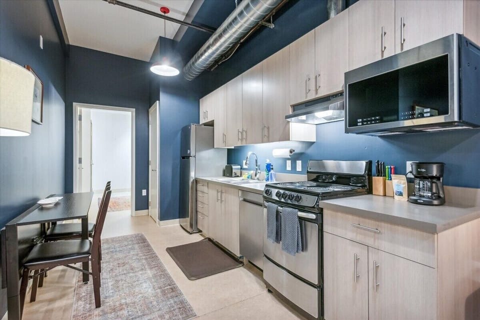 Cook, dine, and enjoy—it’s all here in this well-appointed kitchen and dining area.