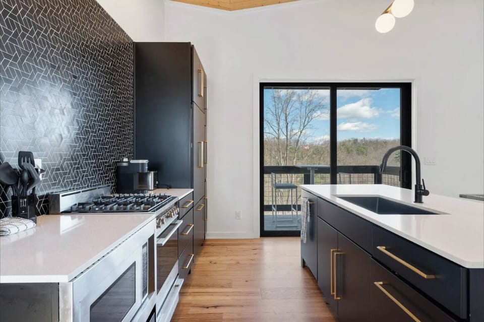 Stunning modern kitchen ready for a family meal to be prepared!
