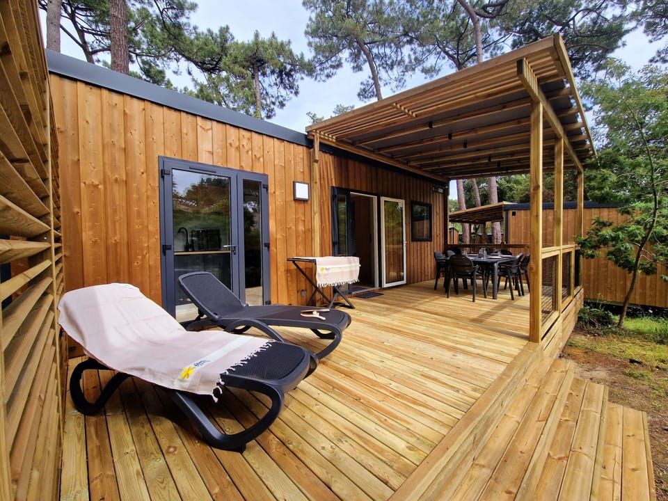 Savor meals in the fresh air on your private patio, equipped with a plancha grill. The spacious table provides a peaceful setting right in the heart of your cosy mobile home retreat.