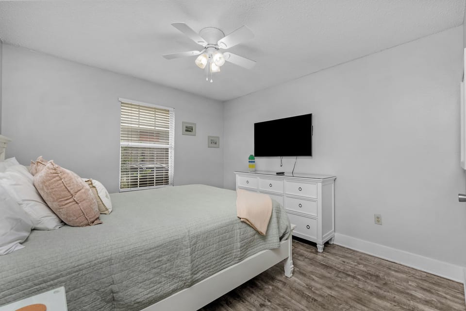 Guest Bedroom - Queen