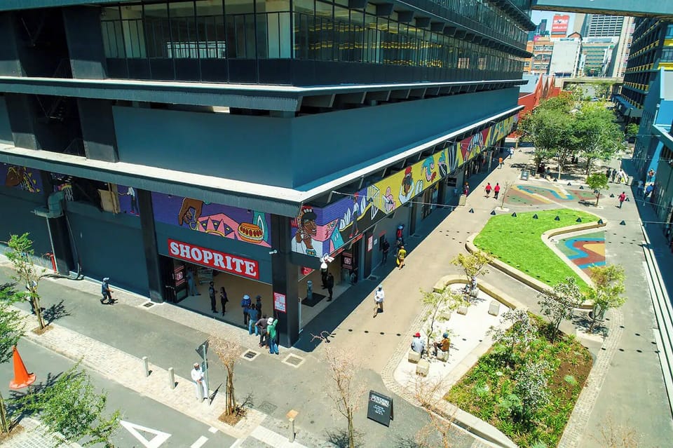 Atms, Shops, Restraunts walking distance