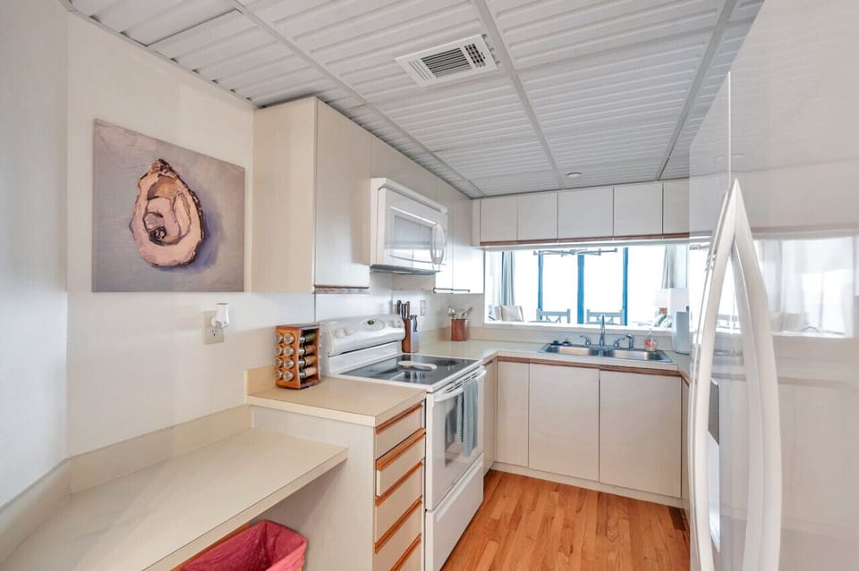 Spacious kitchen layout designed for easy cooking & everyday meals.