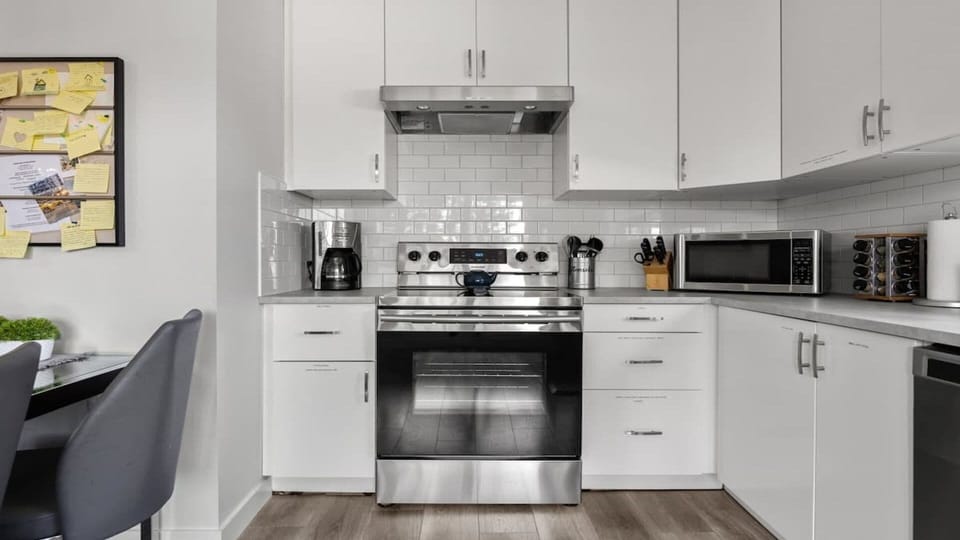 Does Winston Suite's kitchen have.... yes, yes it does.   Part of life's experiences is cooking and sharing meals with each other.   We have fully stocked the kitchen with all items required.   Clear labelling throughout makes finding things easy !
