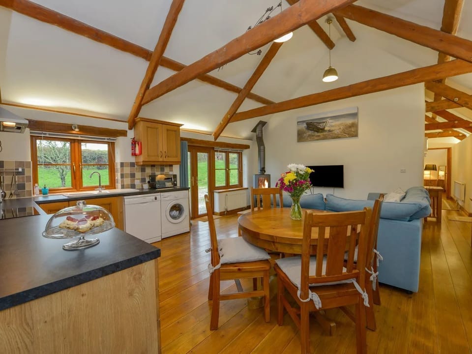 Shared kitchen living area with complimentary cream tea on arrival! 