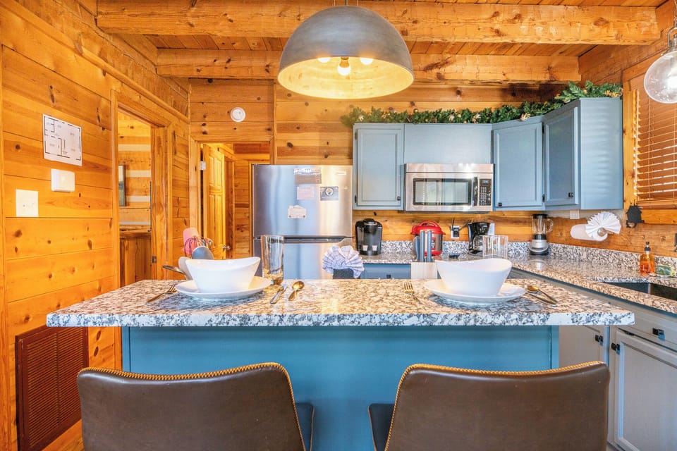 Big Bear Lodge's fully-equipped kitchen