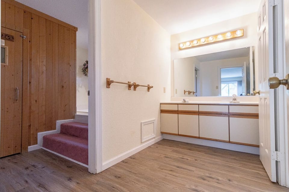 Ground Level Queen En Suite