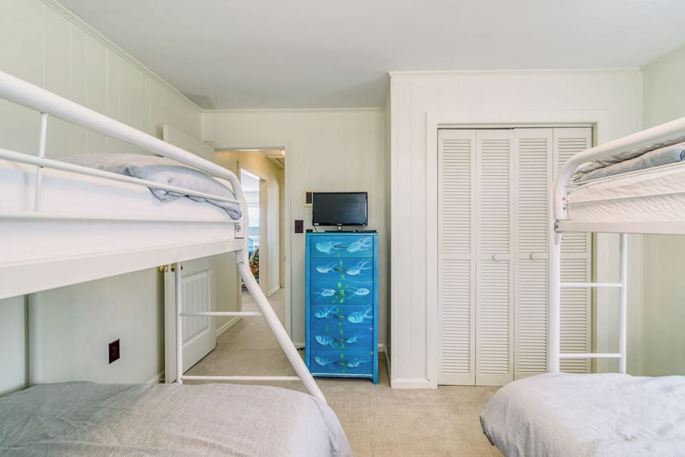 Pyramid Bunk Bedroom