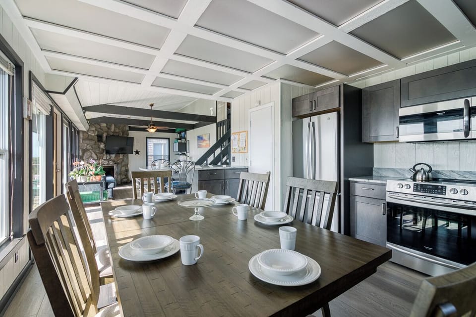 Mid Level Dining Area