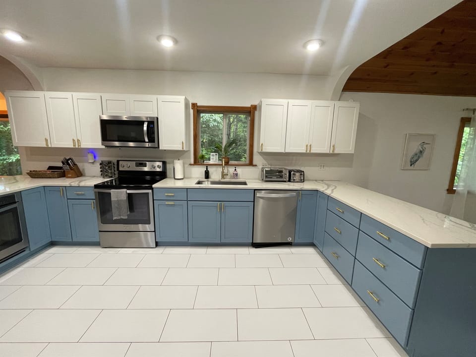 Cook, gather, and share—this kitchen is fully stocked for group meals.