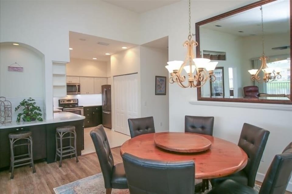Dining area to Kitchen