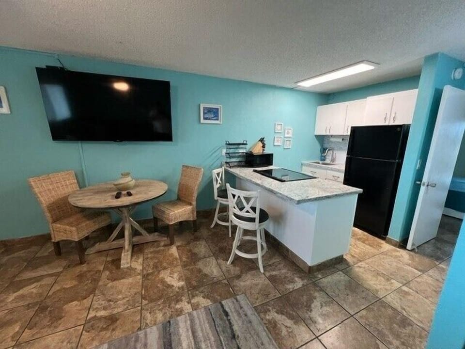 Kitchen bar area