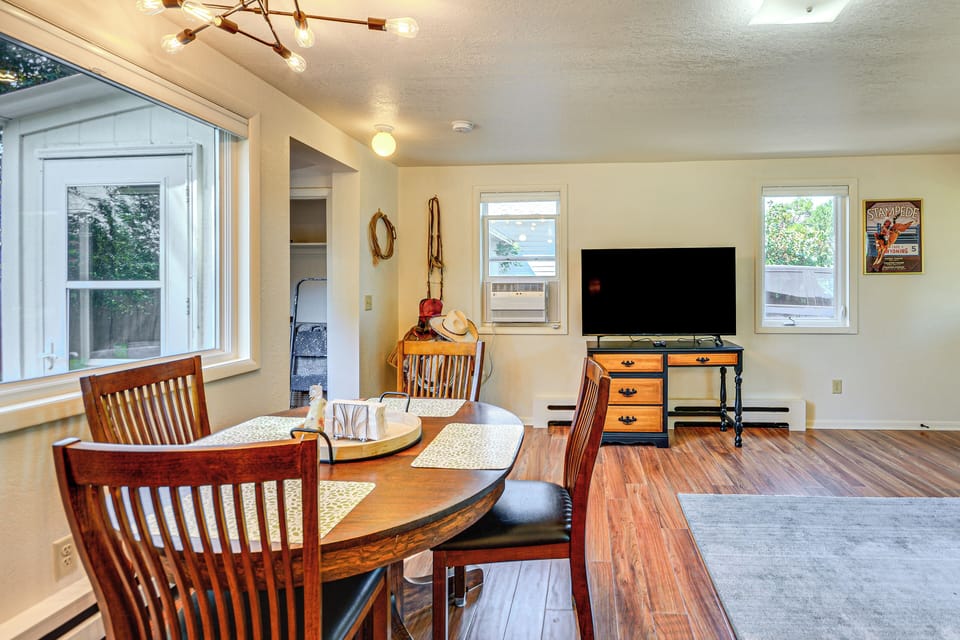 Dining Area | Dishware & Flatware Provided