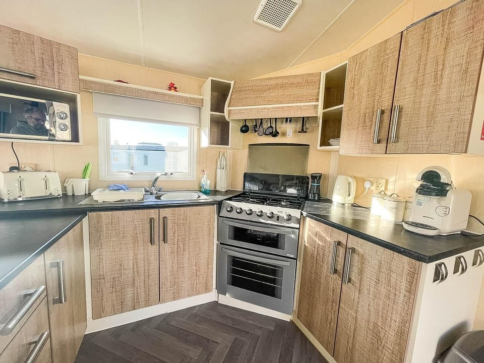 Whether you prefer short stays or longer seaside breaks, this kitchen adapts to your rhythm.
