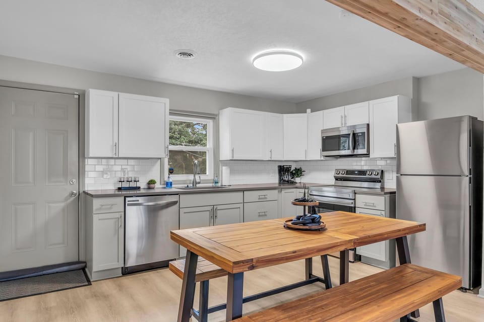 Full Kitchen/Dining Area
