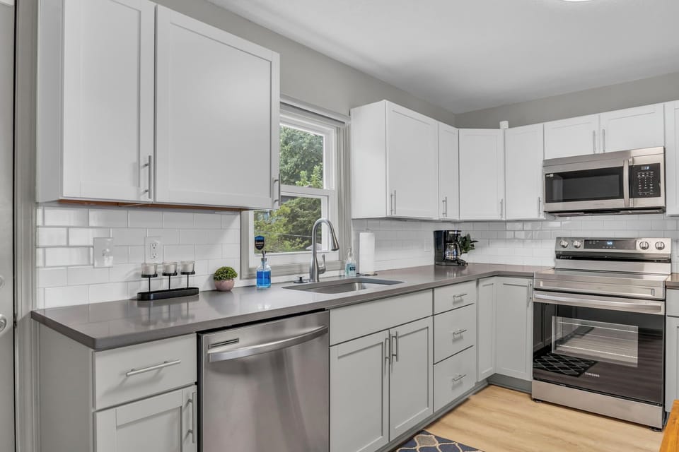 Kitchen - Plenty of counterspace.