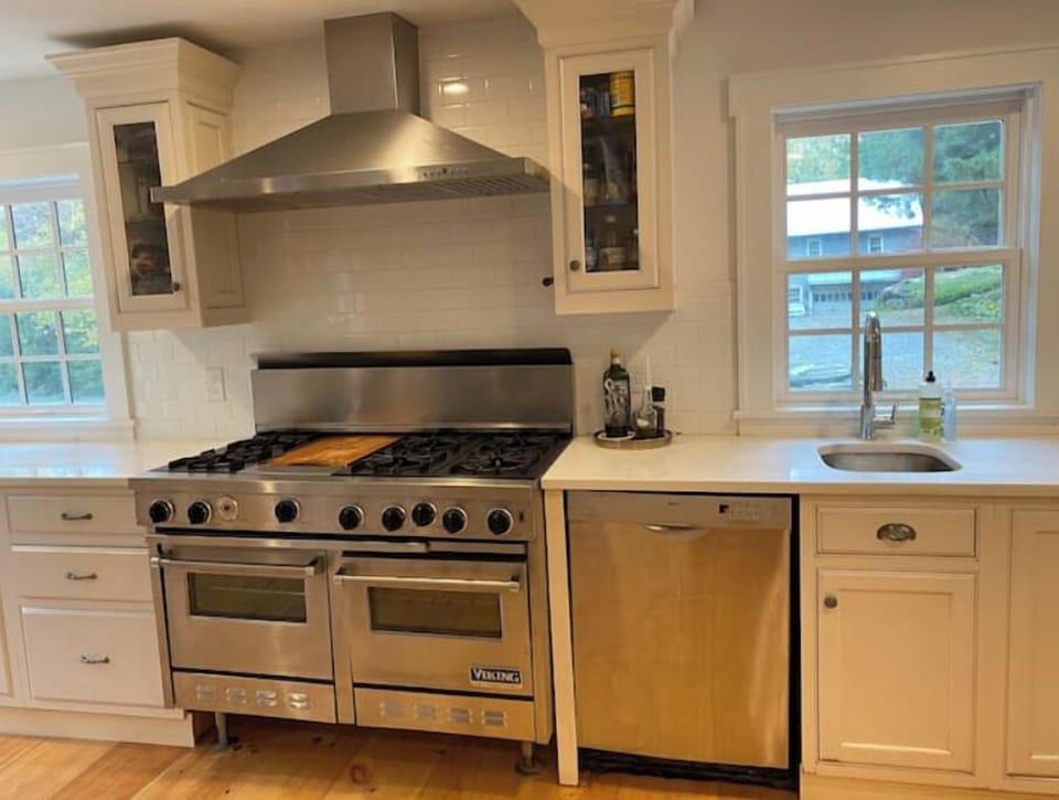 2 Viking oven and another Bosch oven (other side)