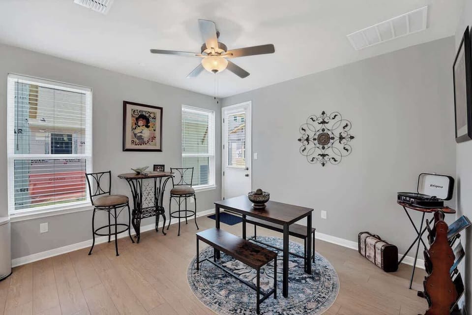 Seating for 4-6 people