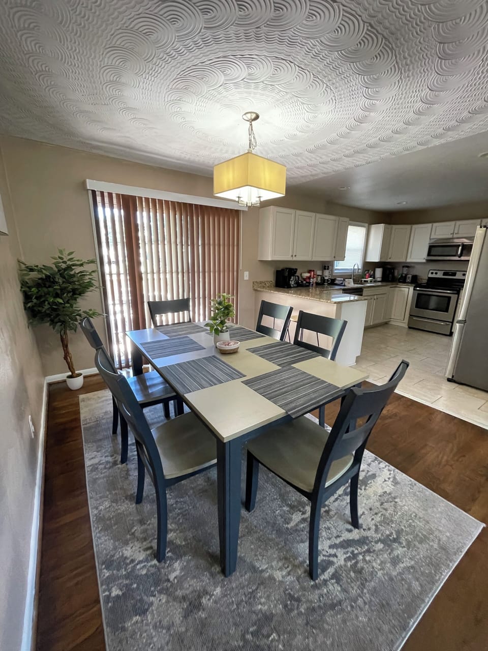 Dining table 6 chairs with extra sitting for 2 at kitchen counter