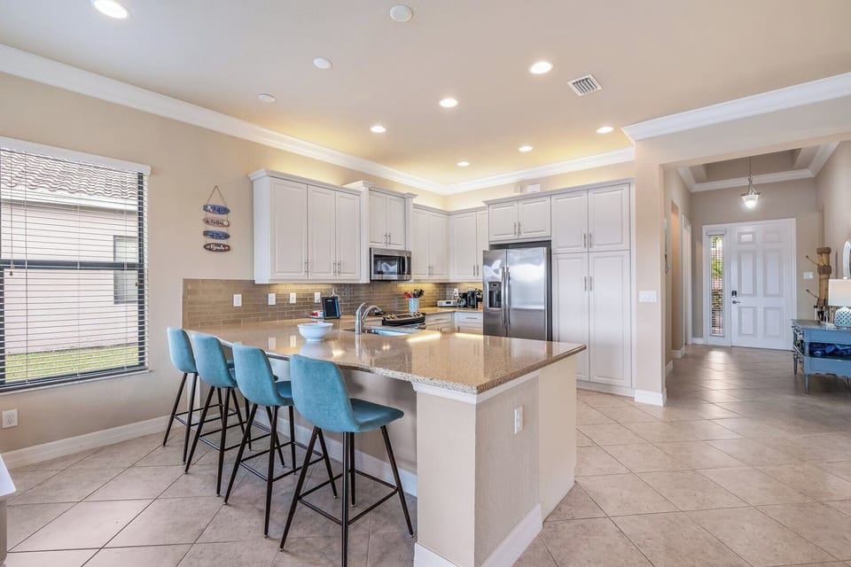 Seating for 4 at the kitchen island / Breakfast Bar