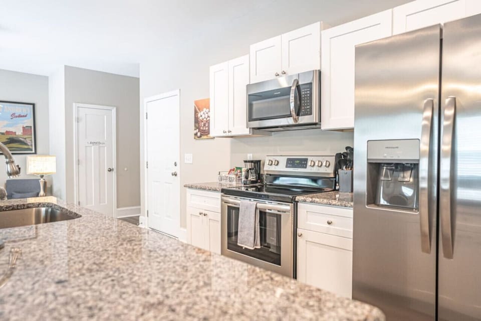 Kitchen equipped with all of the amenities needed to make this stay 5 star