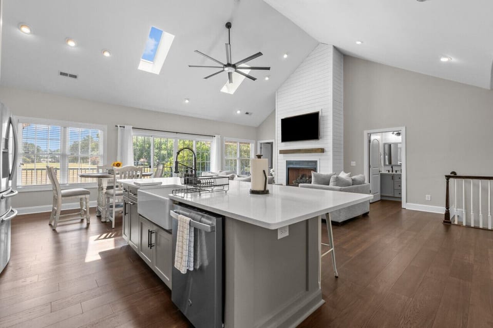 Fully equipped kitchen... small dining space