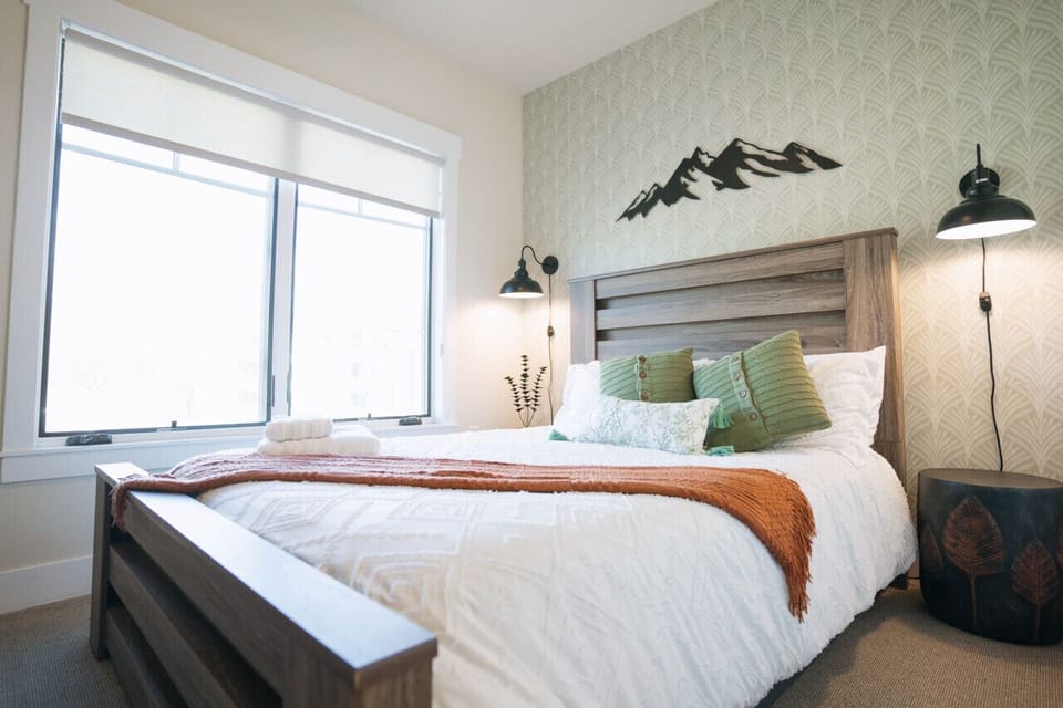 Bedroom 1 (Queen) Bed