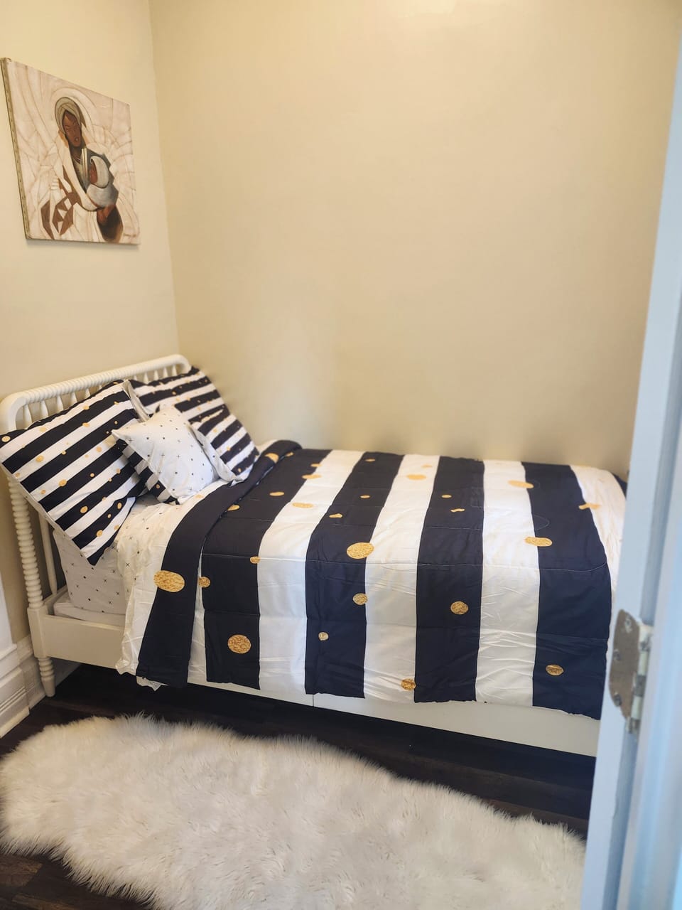 1st Bedroom with Twin Bed 