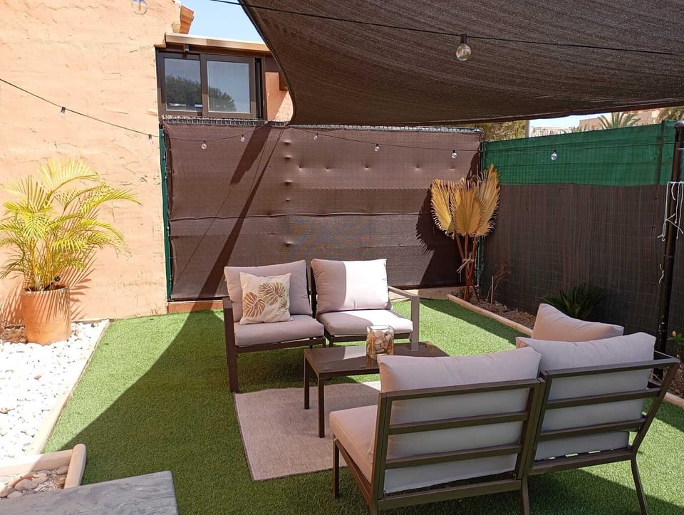 Sillones del jardín con toldo vela