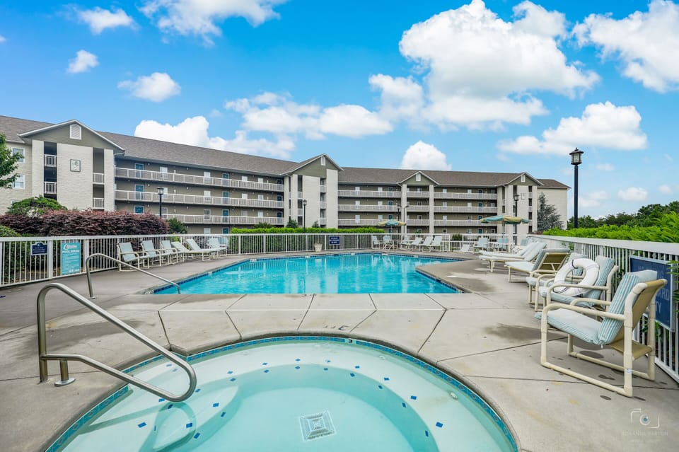 Whispering Pines Community Outdoor Pool & Hot Tub