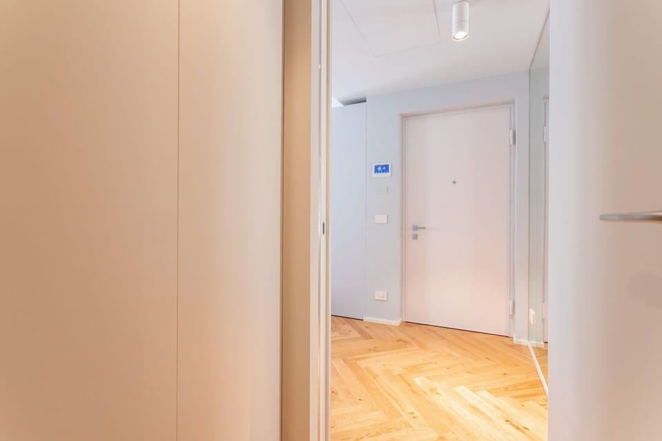 Bathroom, Main Entrance