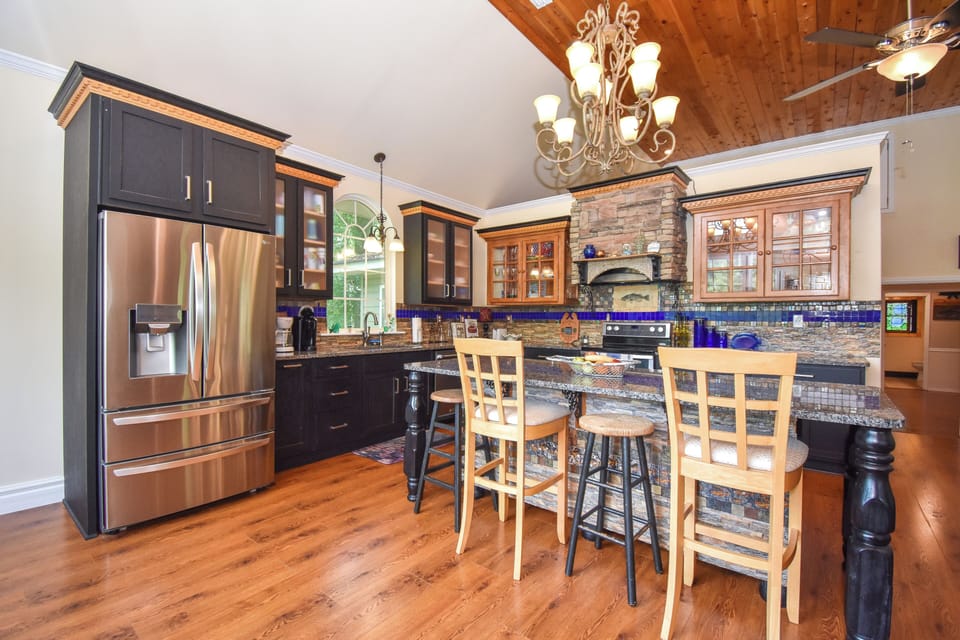 Kitchen/ Extra Seating