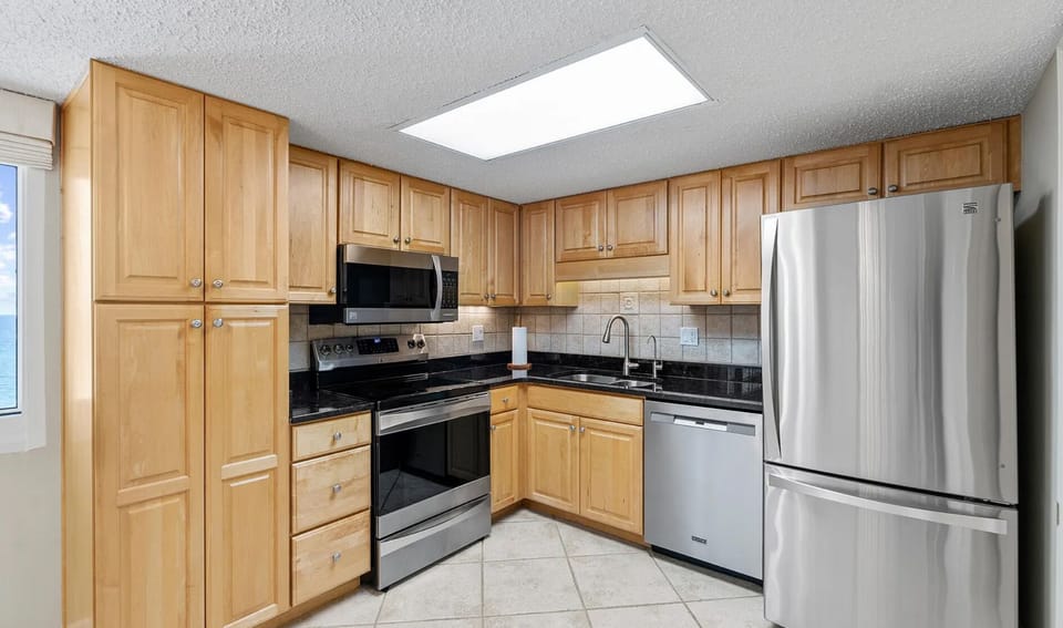 Brand new kitchen ... granite and stainless with all you need!