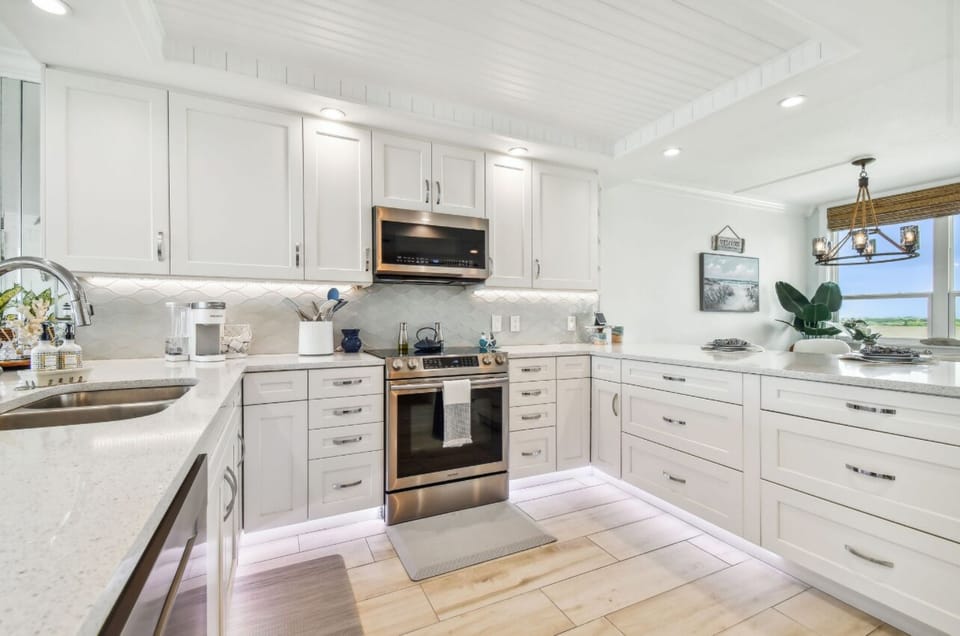Kitchen fully equipped 
Bright & Big with accent lightening