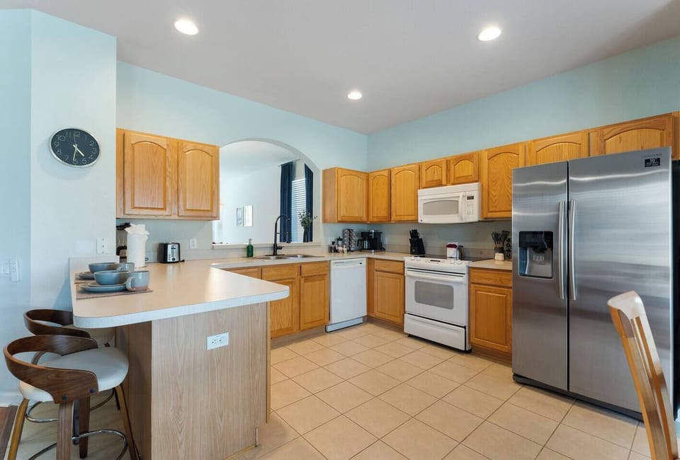 🍽️ Fully equipped kitchen & dining area for family meals