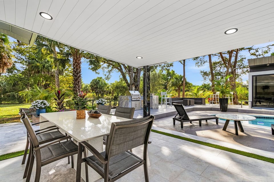 Outdoor dining