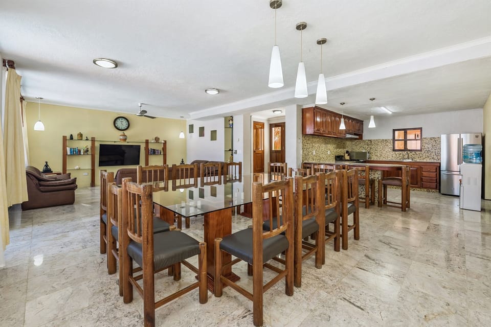 Dining Room, Seats 14
