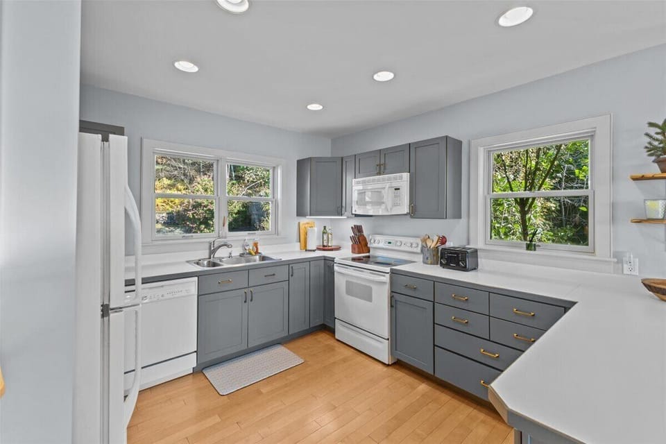 Gorgeous Mountain Views, central Stowe location! (4496)
