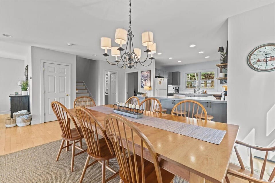 Gorgeous Mountain Views, central Stowe location! (4503)