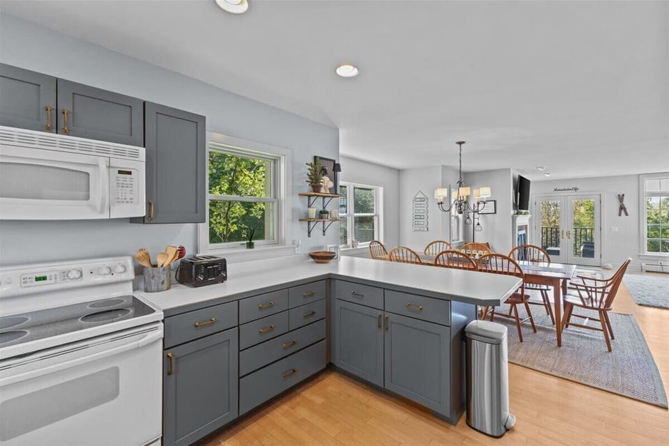 Gorgeous Mountain Views, central Stowe location! (4498)