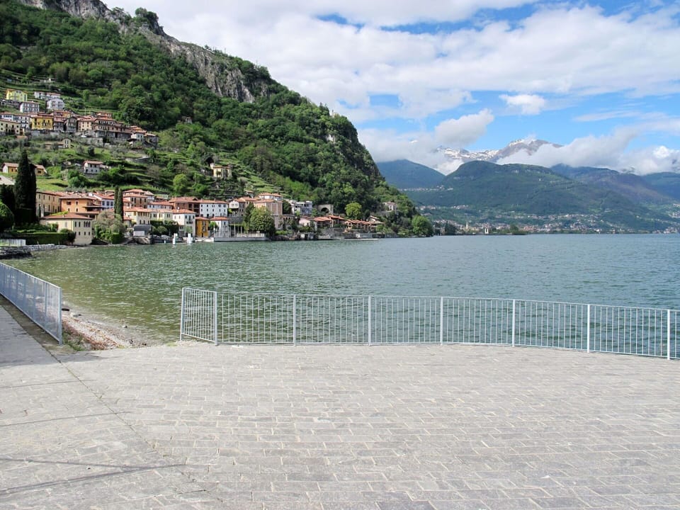 Cloud, Water, Sky, Water Resources, Mountain, Azure, Building, Lake, Plant, Tree